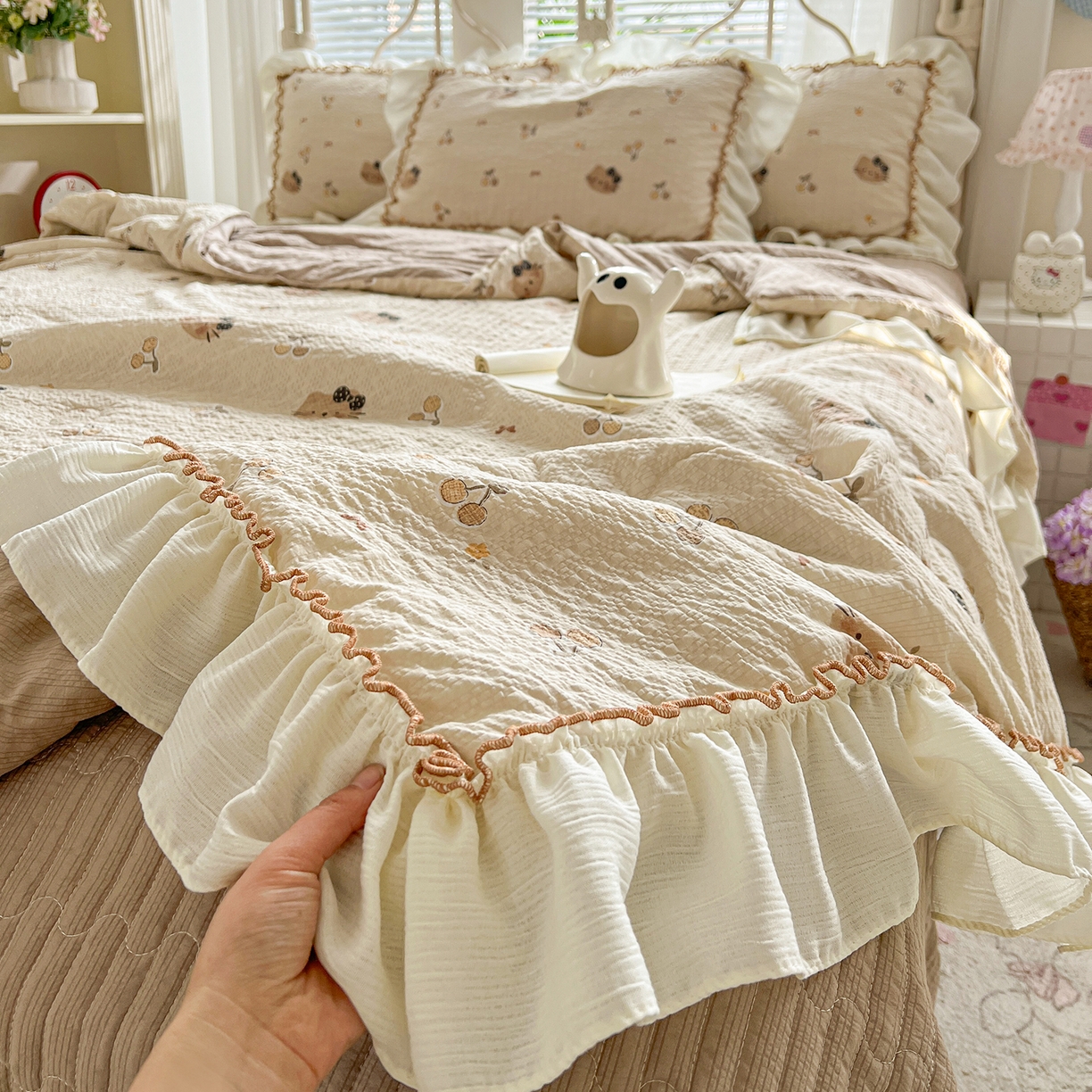 91家纺网 家纺一手货源 找家纺 富米莱（原臻工厂） 2026新款超温柔高弹线密拷花边款泡芙双层纱夏凉被床盖床裙四件套 密拷花边-樱桃小猫