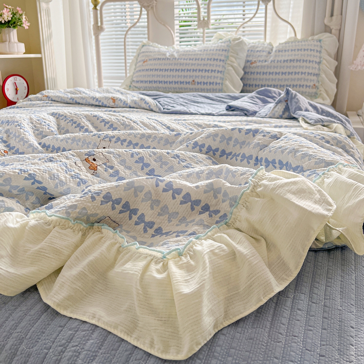 91家纺网 家纺一手货源 找家纺 富米莱（原臻工厂） 2026新款超温柔高弹线密拷花边款泡芙双层纱夏凉被床盖床裙四件套 密拷花边-蓝蝴蝶结熊