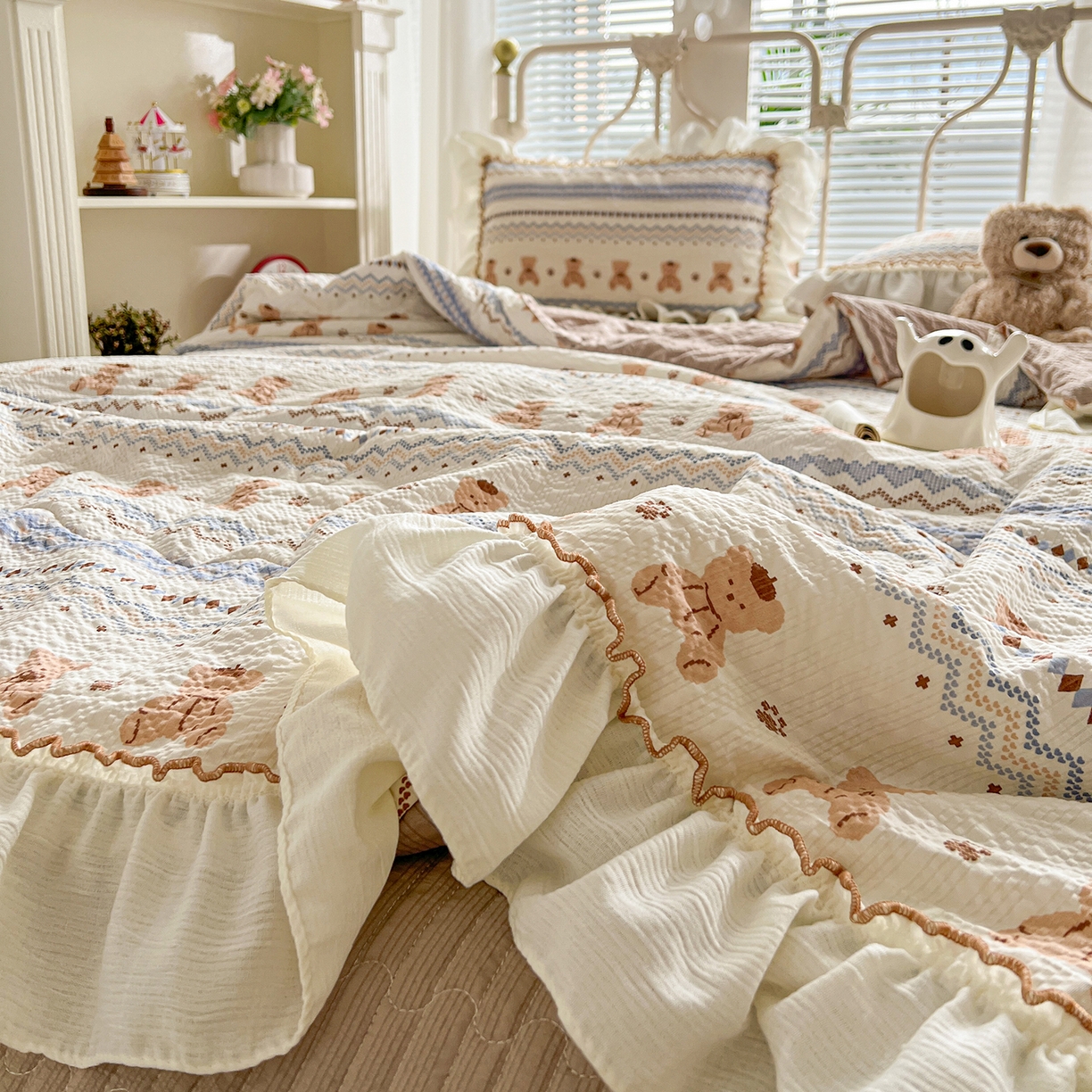 91家纺网 家纺一手货源 找家纺 富米莱（原臻工厂） 2026新款超温柔高弹线密拷花边款泡芙双层纱夏凉被床盖床裙四件套 密拷花边-波西米亚小熊