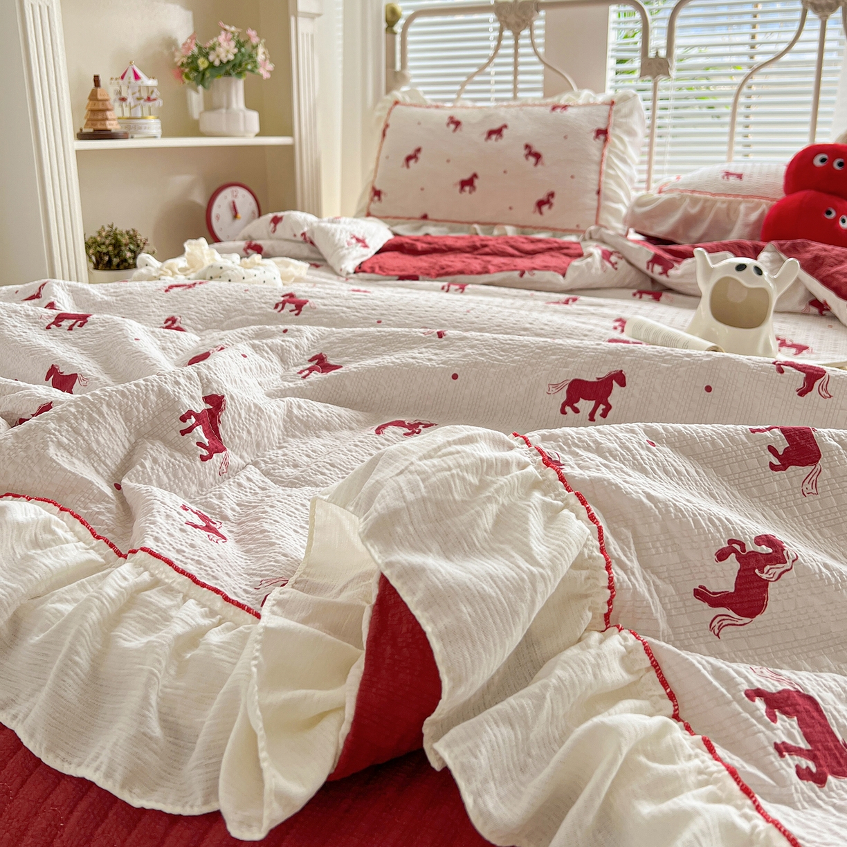 91家纺网 家纺一手货源 找家纺 富米莱（原臻工厂） 2026新款超温柔高弹线密拷花边款泡芙双层纱夏凉被床盖床裙四件套 密拷花边-红马小骑士