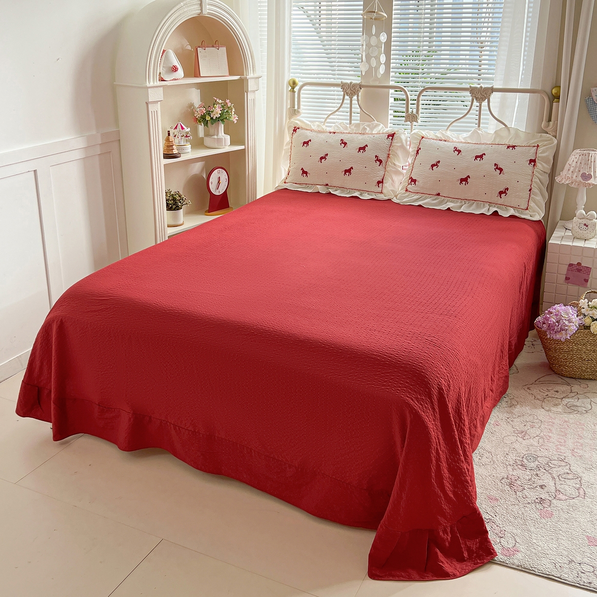 91家纺网 家纺一手货源 找家纺 富米莱（原臻工厂） 2026新款超温柔高弹线密拷花边款泡芙双层纱夏凉被床盖床裙四件套 密拷花边-红马小骑士