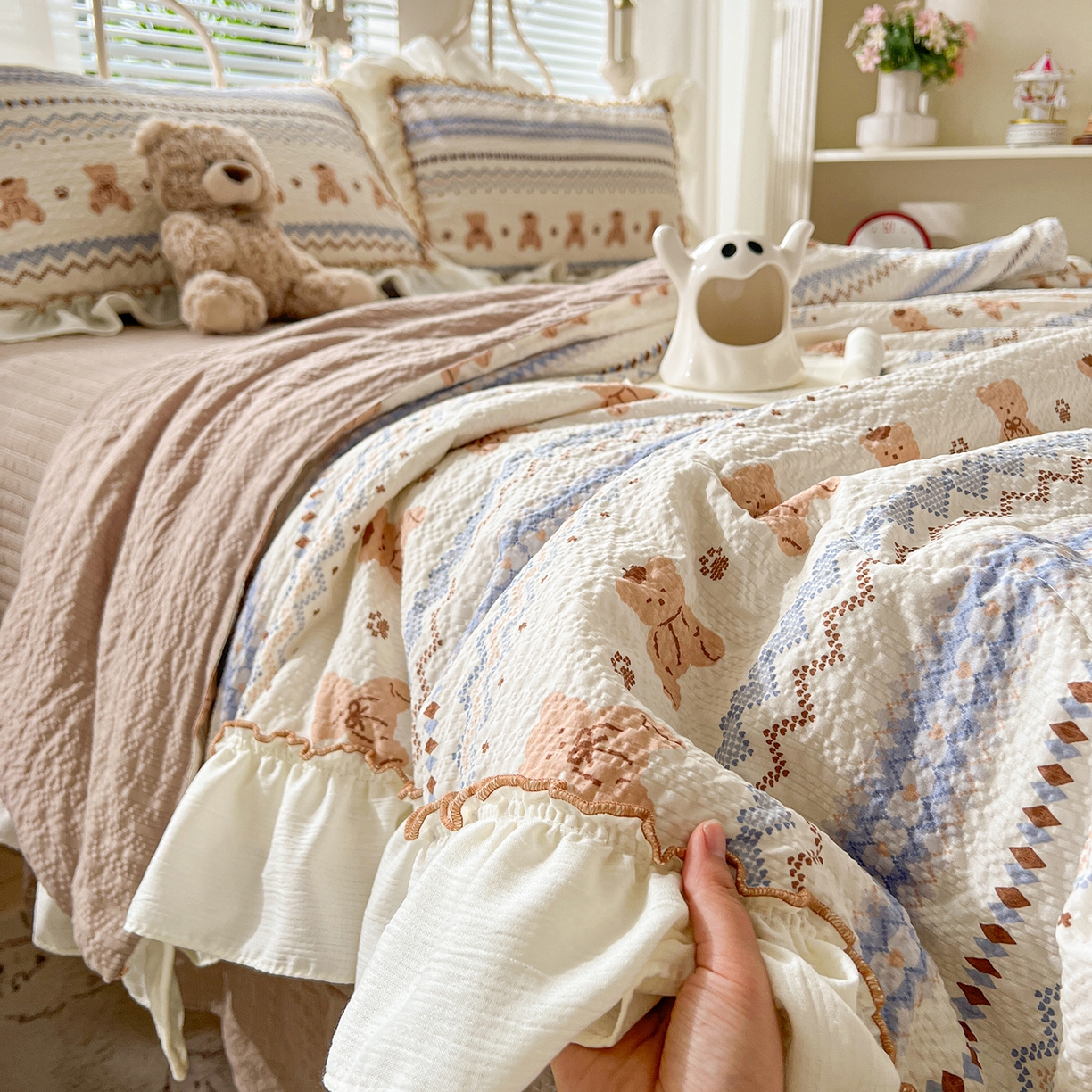 91家纺网 家纺一手货源 找家纺 富米莱（原臻工厂） 2026新款超温柔高弹线密拷花边款泡芙双层纱夏凉被床盖床裙四件套 密拷花边-波西米亚小熊