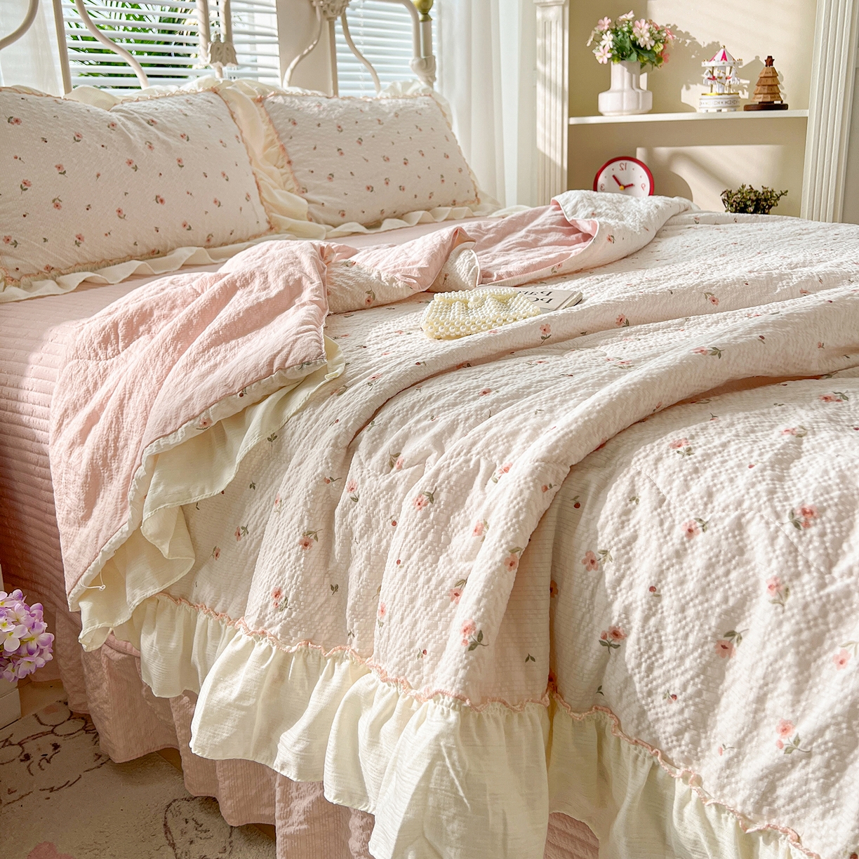91家纺网 家纺一手货源 找家纺 富米莱（原臻工厂） 2026新款超温柔高弹线密拷花边款泡芙双层纱夏凉被床盖床裙四件套 密拷花边-小粉花