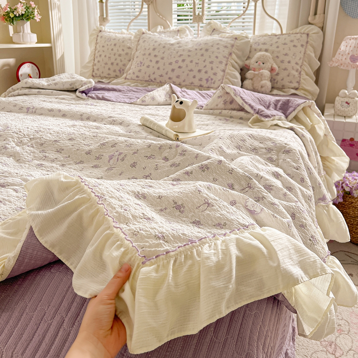 91家纺网 家纺一手货源 找家纺 富米莱（原臻工厂） 2026新款超温柔高弹线密拷花边款泡芙双层纱夏凉被床盖床裙四件套 密拷花边-紫雾小兔