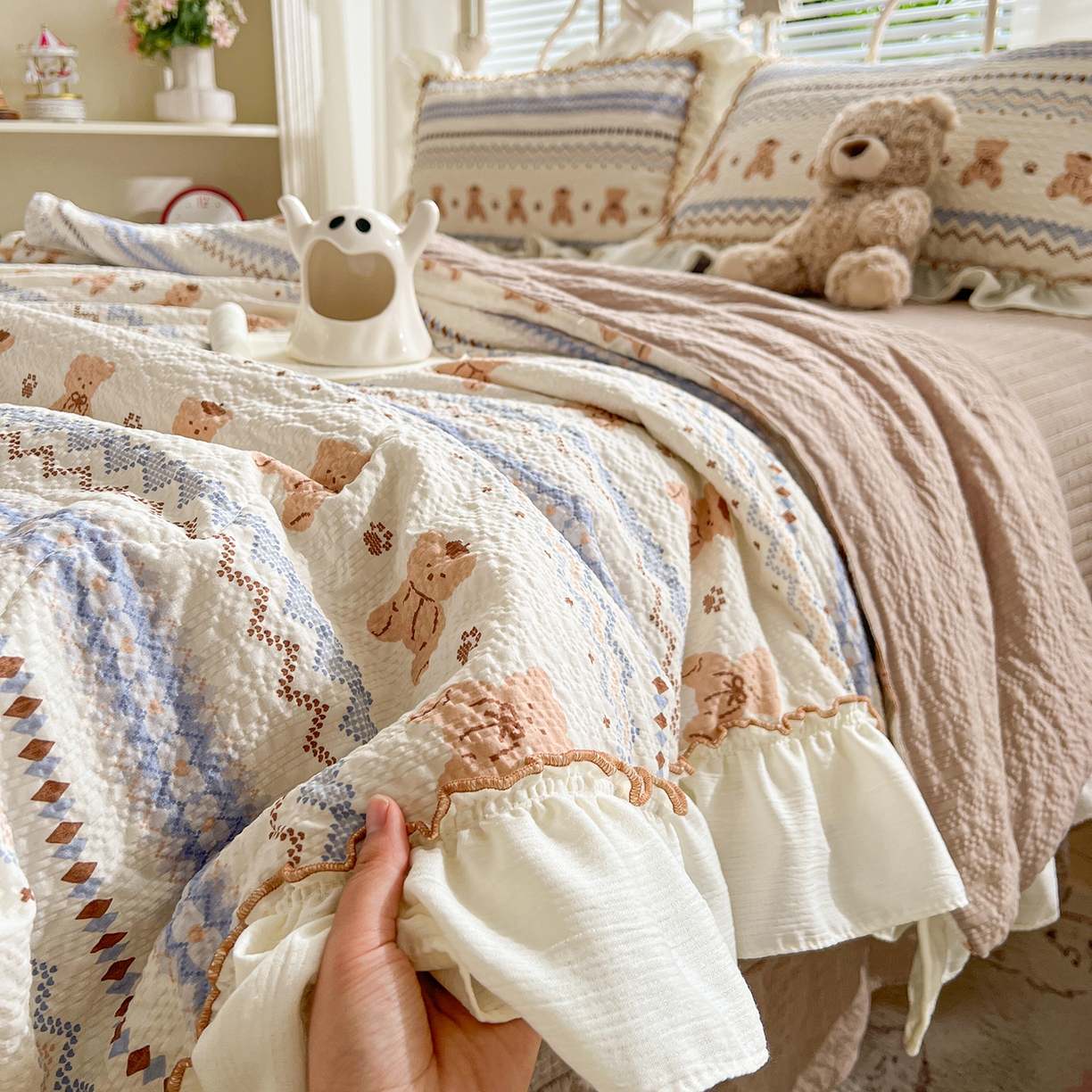 91家纺网 家纺一手货源 找家纺 富米莱（原臻工厂） 2026新款超温柔高弹线密拷花边款泡芙双层纱夏凉被床盖床裙四件套 密拷花边-波西米亚小熊