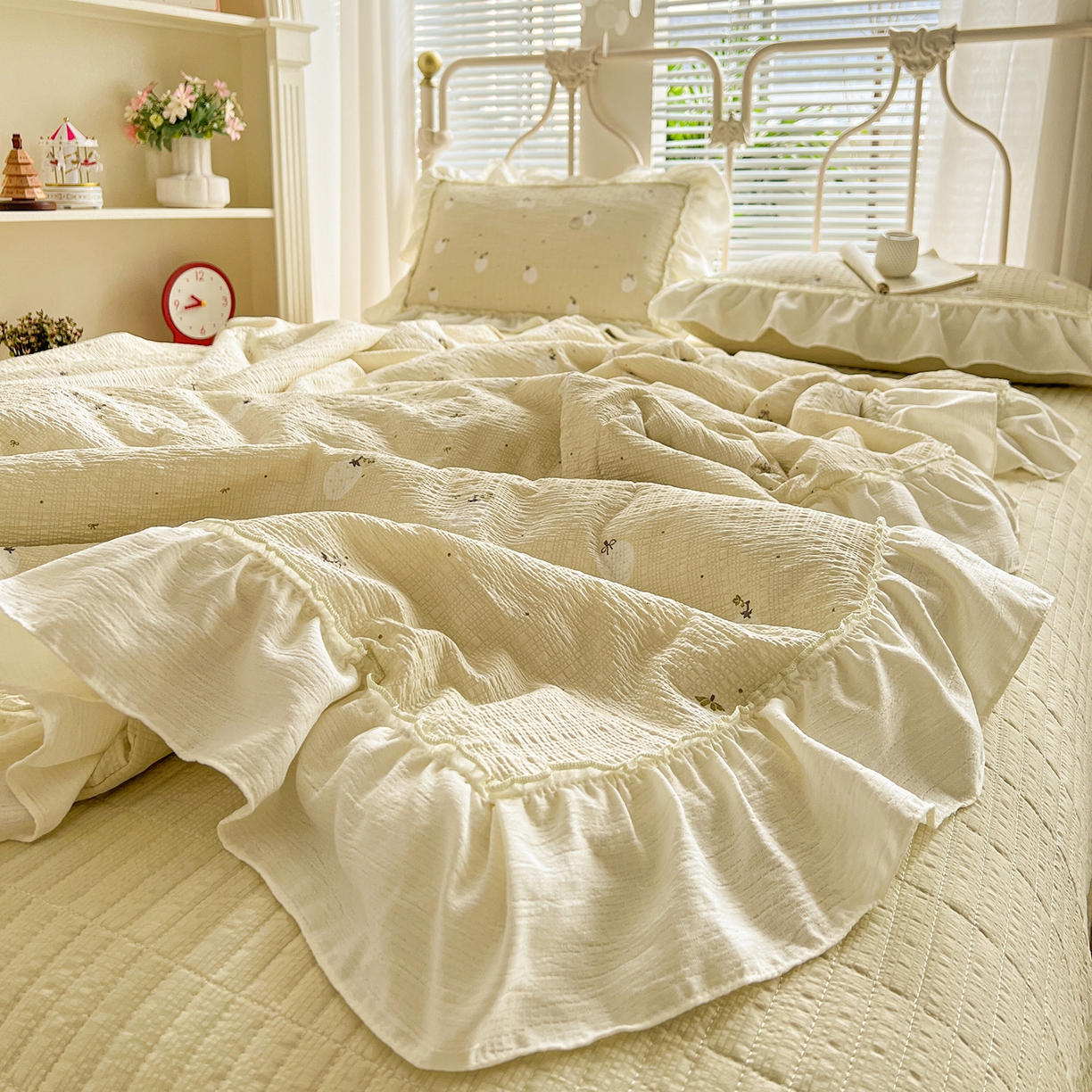 91家纺网 家纺一手货源 找家纺 富米莱（原臻工厂） 2026新款超温柔高弹线密拷花边款泡芙双层纱夏凉被床盖床裙四件套 密拷花边-奶黄草莓