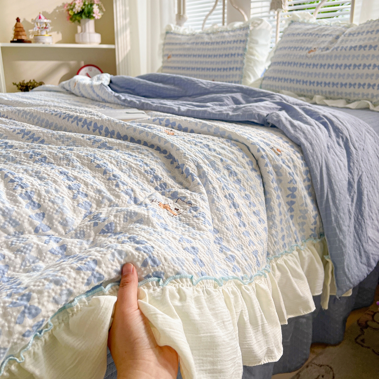 91家纺网 家纺一手货源 找家纺 富米莱（原臻工厂） 2026新款超温柔高弹线密拷花边款泡芙双层纱夏凉被床盖床裙四件套 密拷花边-蓝蝴蝶结熊