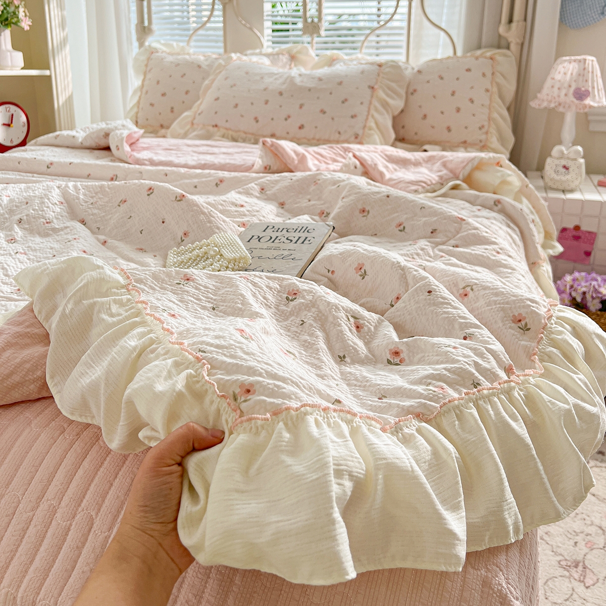 91家纺网 家纺一手货源 找家纺 富米莱（原臻工厂） 2026新款超温柔高弹线密拷花边款泡芙双层纱夏凉被床盖床裙四件套 密拷花边-小粉花