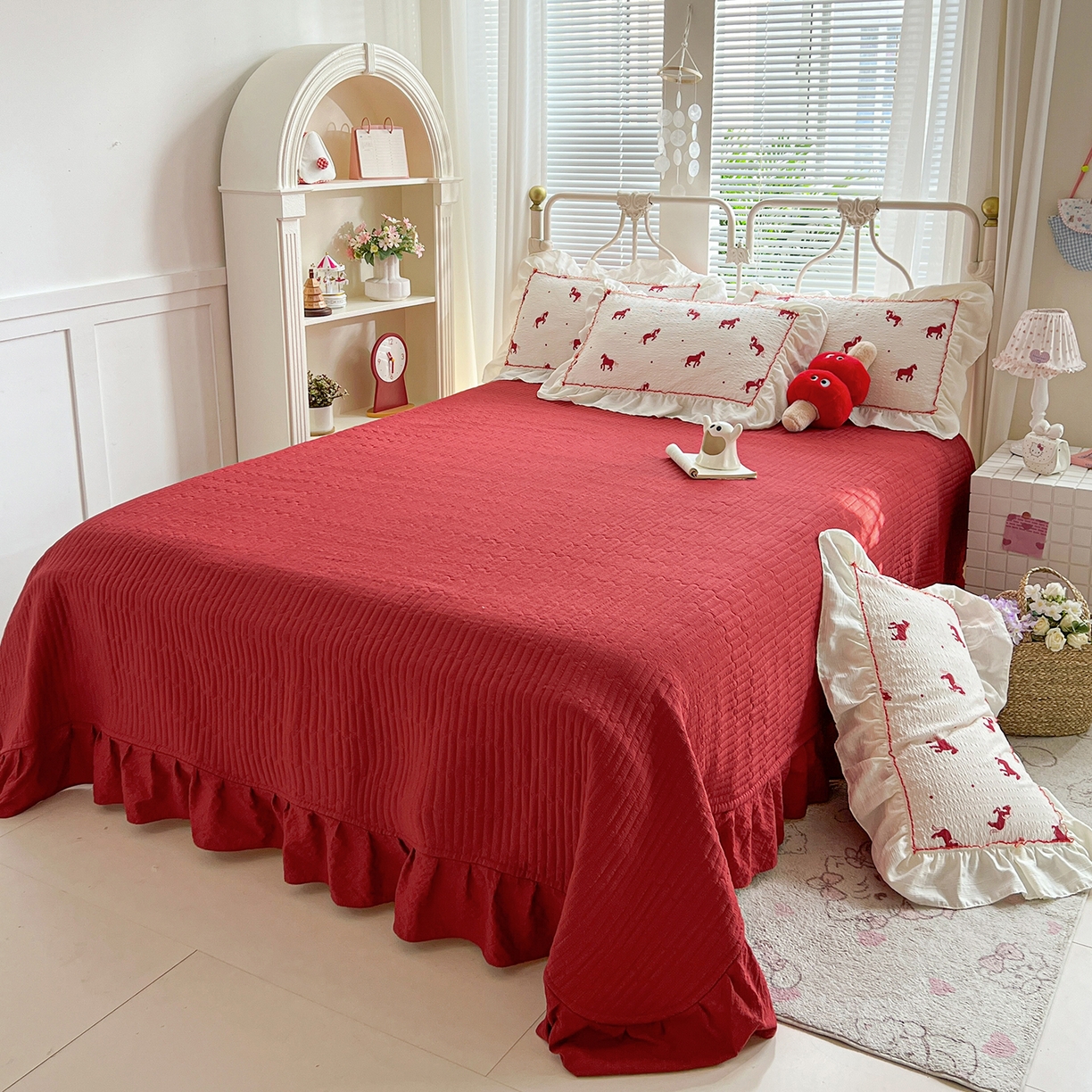 91家纺网 家纺一手货源 找家纺 富米莱（原臻工厂） 2026新款超温柔高弹线密拷花边款泡芙双层纱夏凉被床盖床裙四件套 密拷花边-红马小骑士