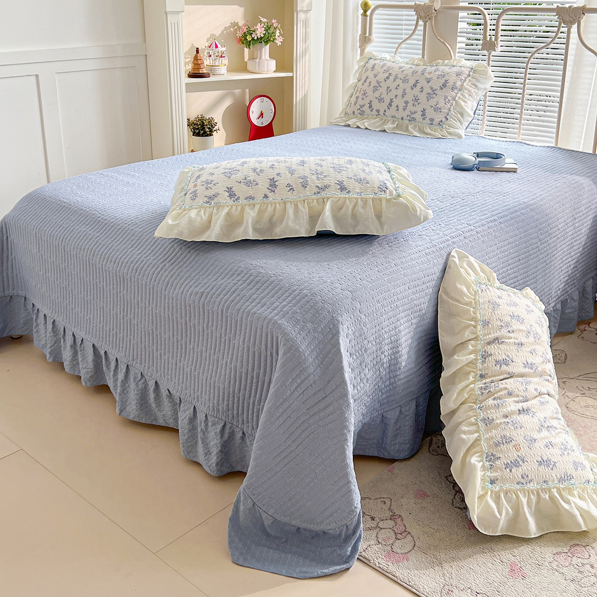 91家纺网 家纺一手货源 找家纺 富米莱（原臻工厂） 2026新款超温柔高弹线密拷花边款泡芙双层纱夏凉被床盖床裙四件套 密拷花边-花屿蓝梦