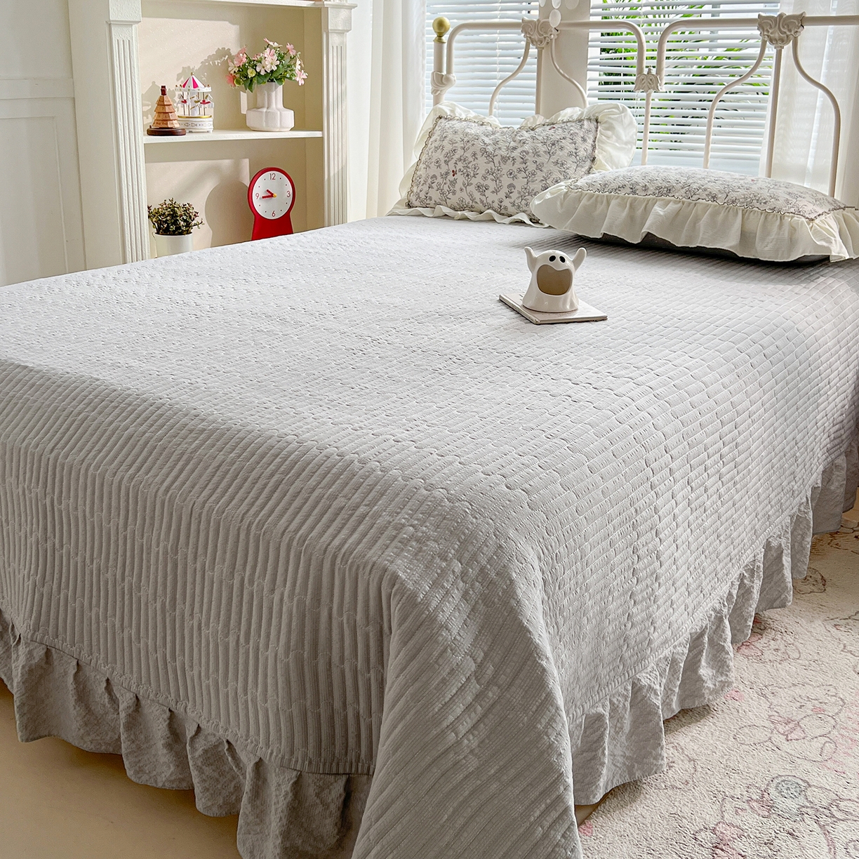 91家纺网 家纺一手货源 找家纺 富米莱（原臻工厂） 2026新款超温柔高弹线密拷花边款泡芙双层纱夏凉被床盖床裙四件套 密拷花边-红豆生南国