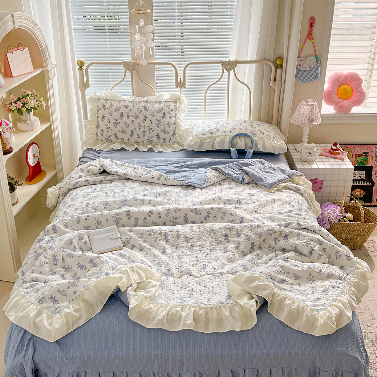91家纺网 家纺一手货源 找家纺 富米莱（原臻工厂） 2026新款超温柔高弹线密拷花边款泡芙双层纱夏凉被床盖床裙四件套 密拷花边-花屿蓝梦