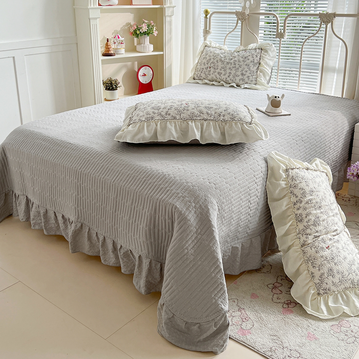 91家纺网 家纺一手货源 找家纺 富米莱（原臻工厂） 2026新款超温柔高弹线密拷花边款泡芙双层纱夏凉被床盖床裙四件套 密拷花边-红豆生南国