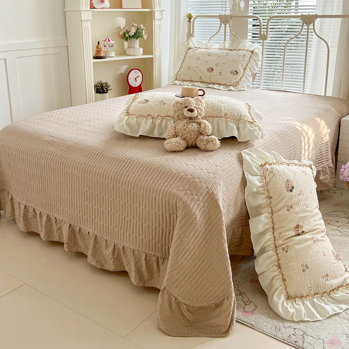 91家纺网 家纺一手货源 找家纺 富米莱（原臻工厂） 2026新款超温柔高弹线密拷花边款泡芙双层纱夏凉被床盖床裙四件套 密拷花边-樱桃小猫