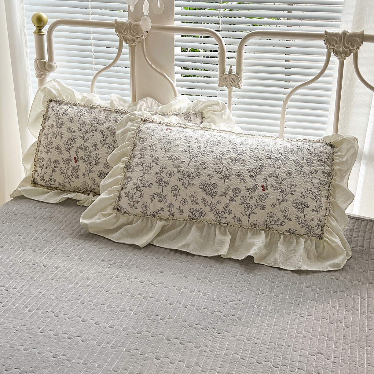 91家纺网 家纺一手货源 找家纺 富米莱（原臻工厂） 2026新款超温柔高弹线密拷花边款泡芙双层纱夏凉被床盖床裙四件套 密拷花边-红豆生南国