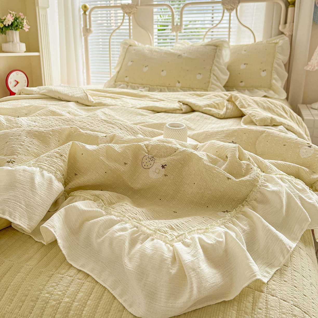 91家纺网 家纺一手货源 找家纺 富米莱（原臻工厂） 2026新款超温柔高弹线密拷花边款泡芙双层纱夏凉被床盖床裙四件套 密拷花边-奶黄草莓