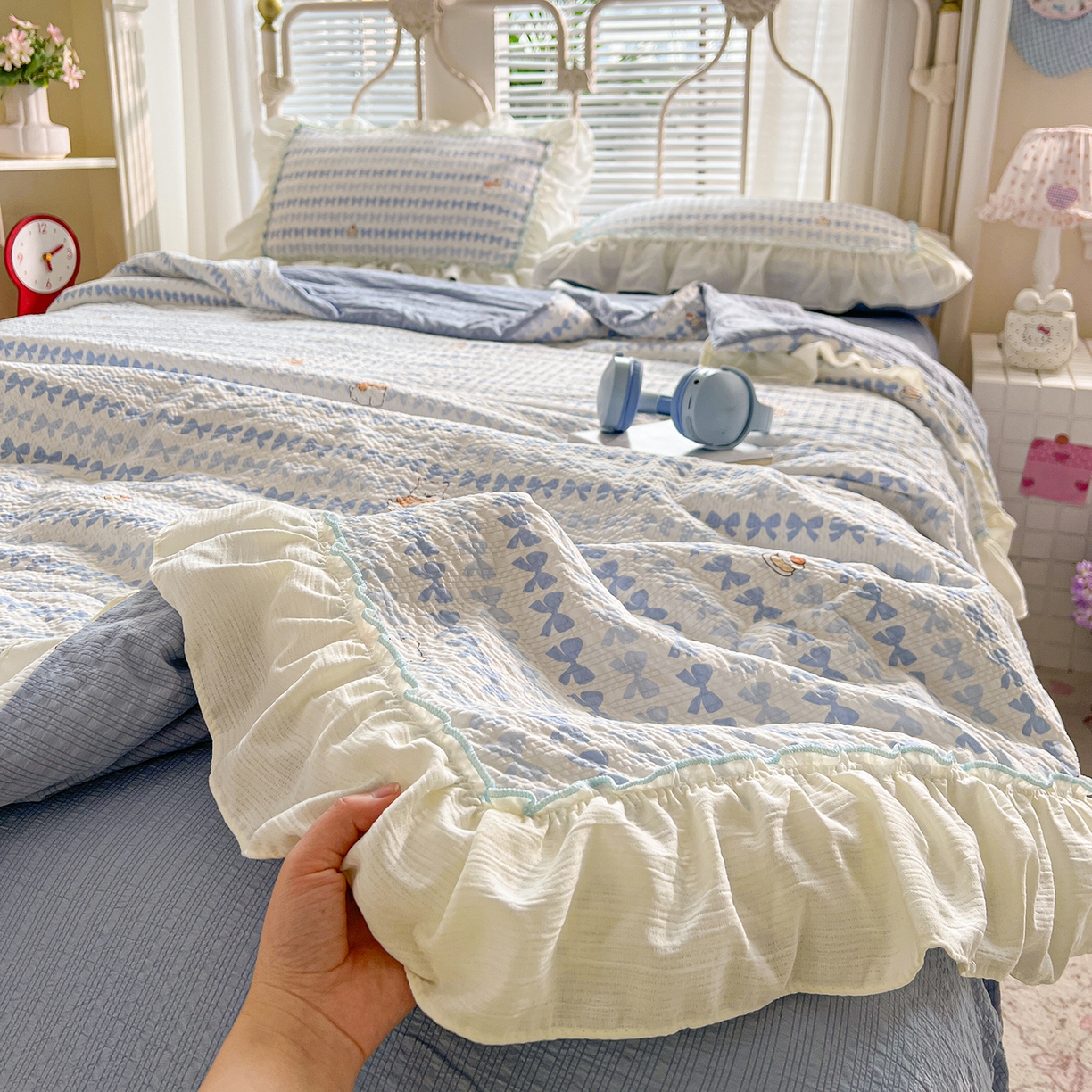 91家纺网 家纺一手货源 找家纺 富米莱（原臻工厂） 2026新款超温柔高弹线密拷花边款泡芙双层纱夏凉被床盖床裙四件套 密拷花边-蓝蝴蝶结熊