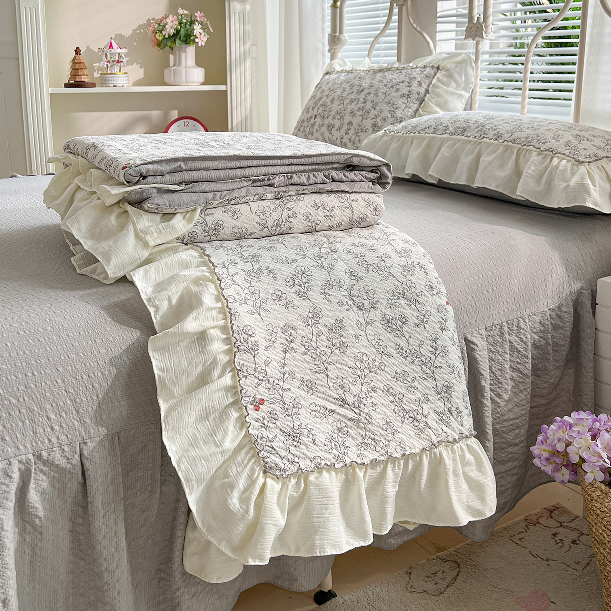 91家纺网 家纺一手货源 找家纺 富米莱（原臻工厂） 2026新款超温柔高弹线密拷花边款泡芙双层纱夏凉被床盖床裙四件套 密拷花边-红豆生南国