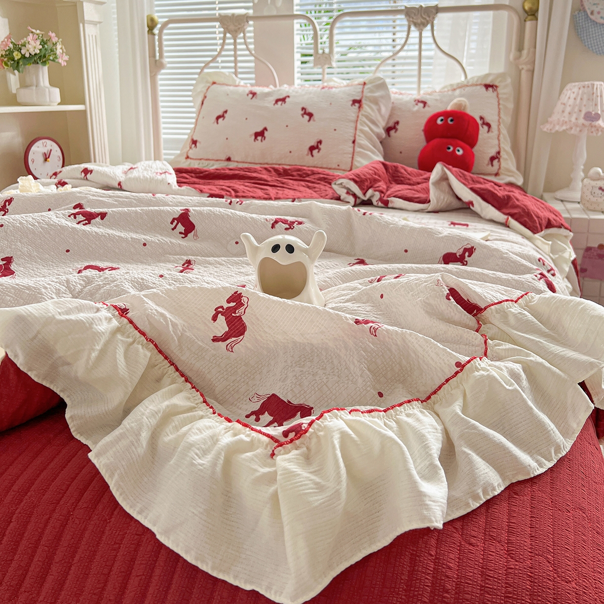 91家纺网 家纺一手货源 找家纺 富米莱（原臻工厂） 2026新款超温柔高弹线密拷花边款泡芙双层纱夏凉被床盖床裙四件套 密拷花边-红马小骑士