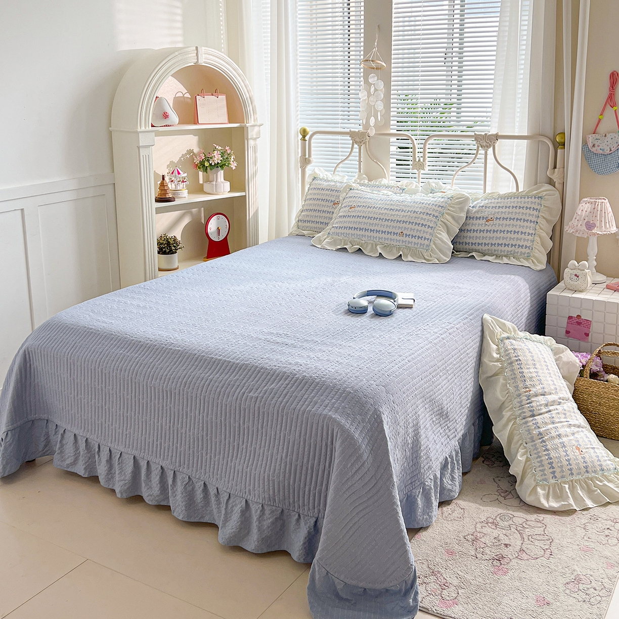 91家纺网 家纺一手货源 找家纺 富米莱（原臻工厂） 2026新款超温柔高弹线密拷花边款泡芙双层纱夏凉被床盖床裙四件套 密拷花边-蓝蝴蝶结熊