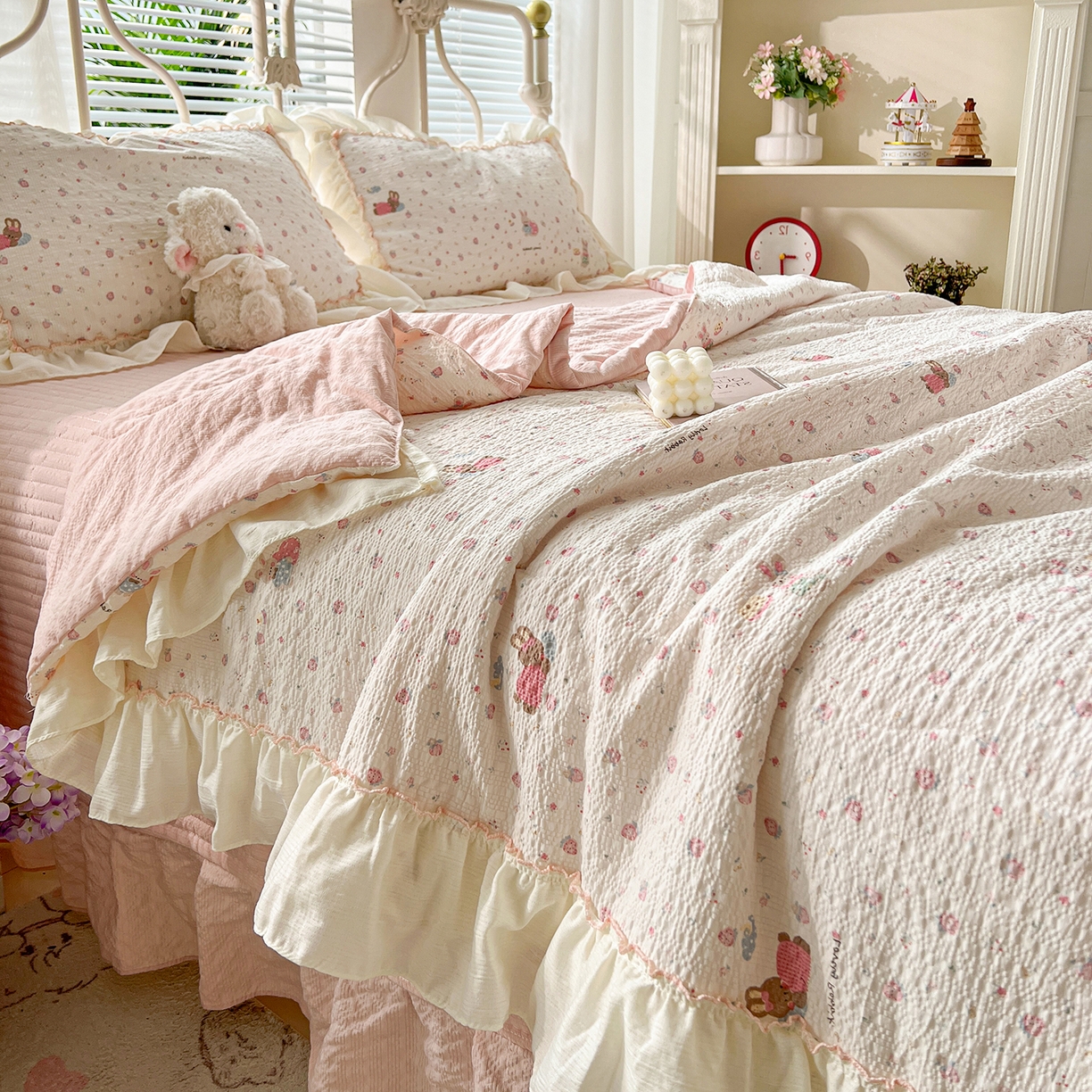 91家纺网 家纺一手货源 找家纺 富米莱（原臻工厂） 2026新款超温柔高弹线密拷花边款泡芙双层纱夏凉被床盖床裙四件套 密拷花边-粉糖小兔