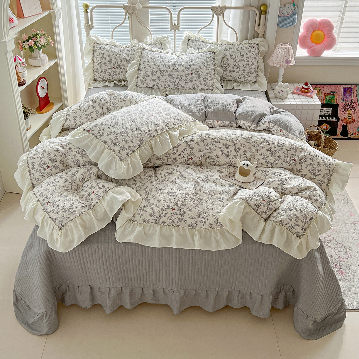 91家纺网 家纺一手货源 找家纺 富米莱（原臻工厂） 2026新款超温柔高弹线密拷花边款泡芙双层纱夏凉被床盖床裙四件套 密拷花边-红豆生南国