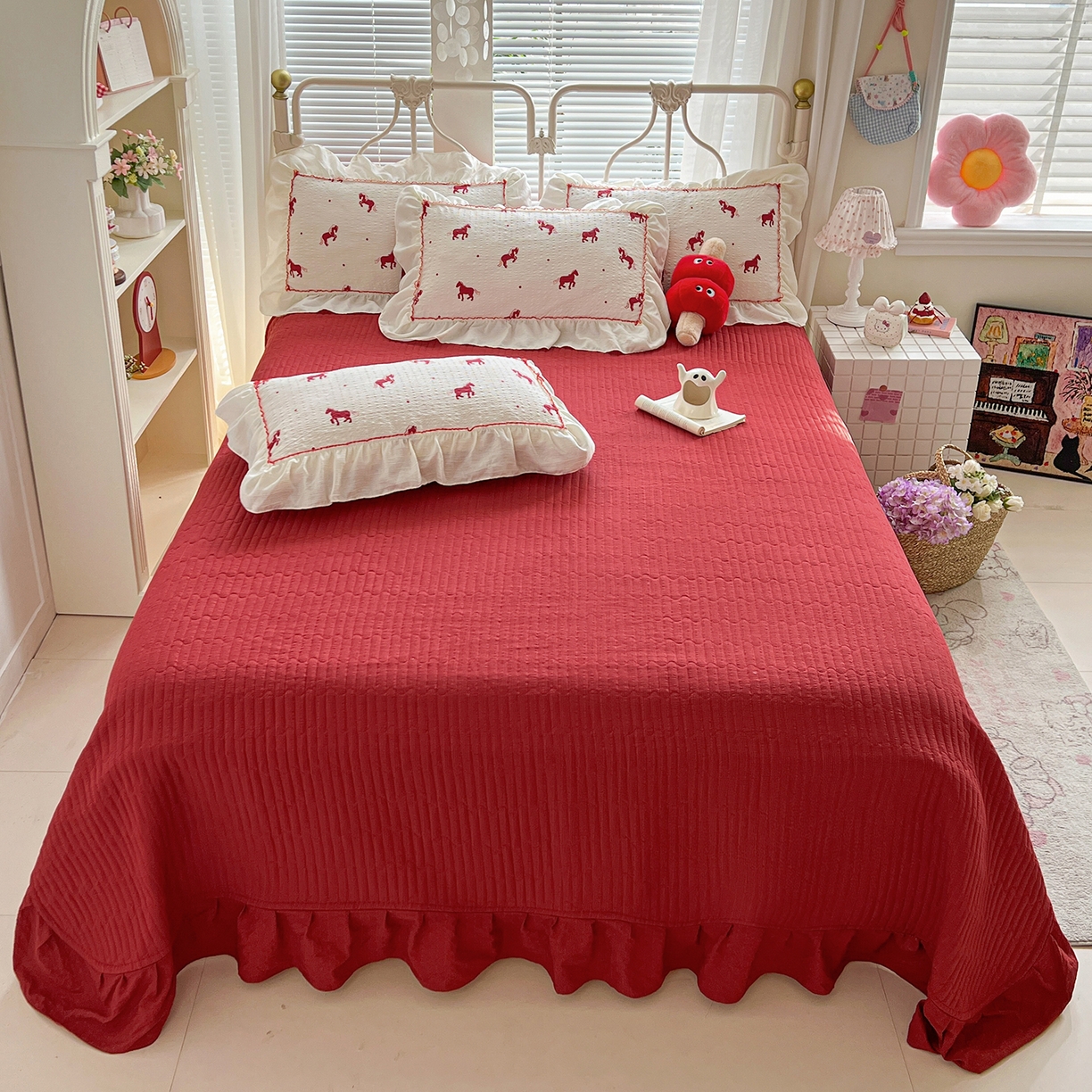 91家纺网 家纺一手货源 找家纺 富米莱（原臻工厂） 2026新款超温柔高弹线密拷花边款泡芙双层纱夏凉被床盖床裙四件套 密拷花边-红马小骑士