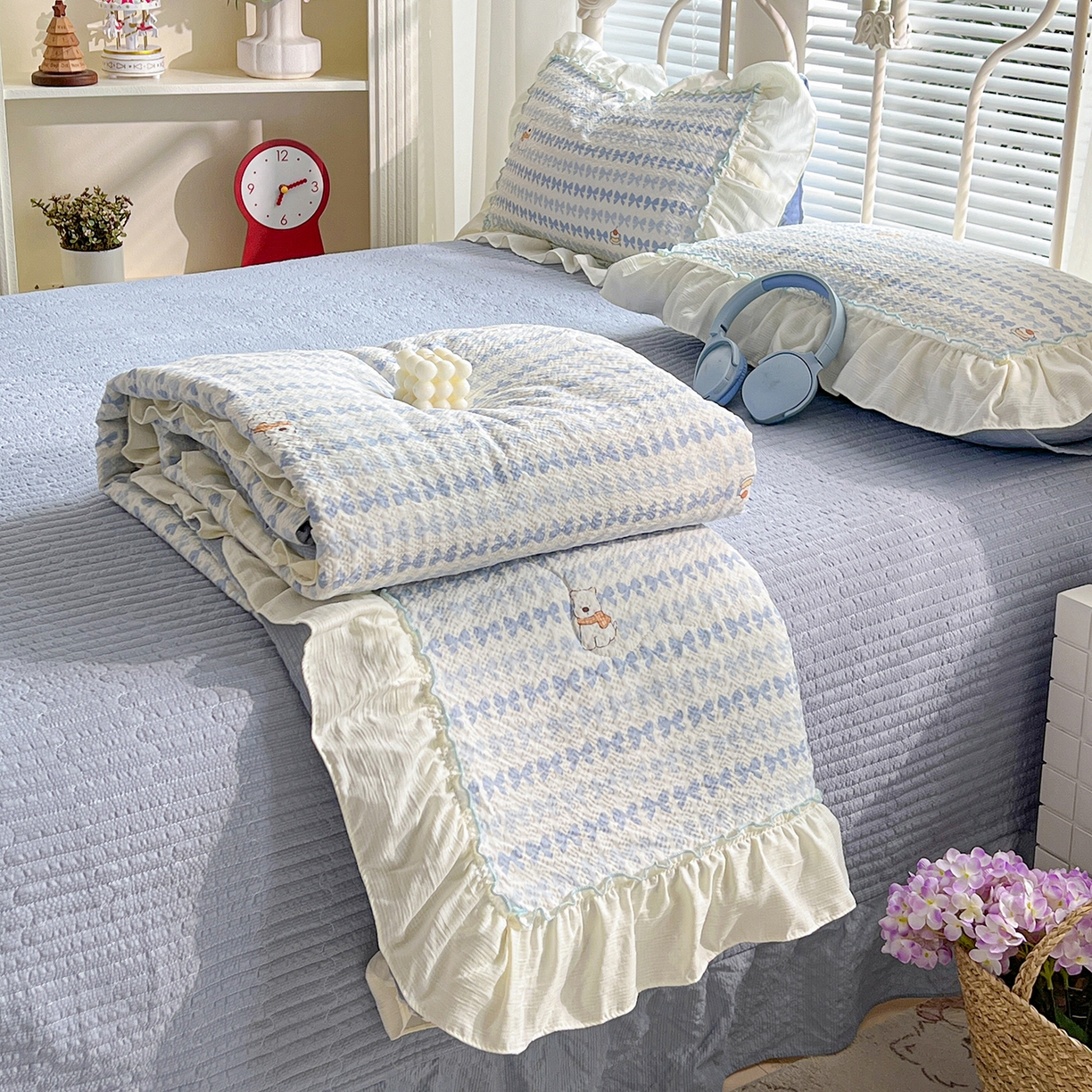 91家纺网 家纺一手货源 找家纺 富米莱（原臻工厂） 2026新款超温柔高弹线密拷花边款泡芙双层纱夏凉被床盖床裙四件套 密拷花边-蓝蝴蝶结熊