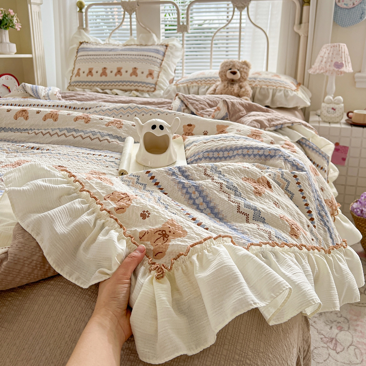 91家纺网 家纺一手货源 找家纺 富米莱（原臻工厂） 2026新款超温柔高弹线密拷花边款泡芙双层纱夏凉被床盖床裙四件套 密拷花边-波西米亚小熊