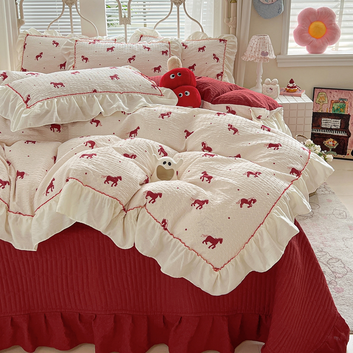 91家纺网 家纺一手货源 找家纺 富米莱（原臻工厂） 2026新款超温柔高弹线密拷花边款泡芙双层纱夏凉被床盖床裙四件套 密拷花边-红马小骑士