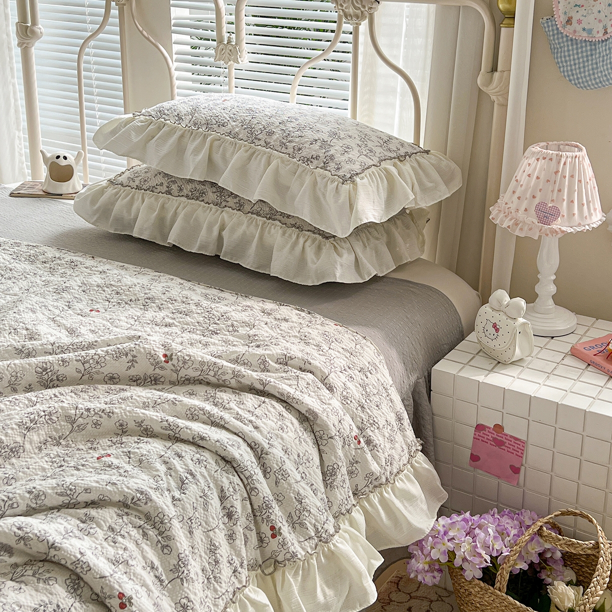 91家纺网 家纺一手货源 找家纺 富米莱（原臻工厂） 2026新款超温柔高弹线密拷花边款泡芙双层纱夏凉被床盖床裙四件套 密拷花边-红豆生南国