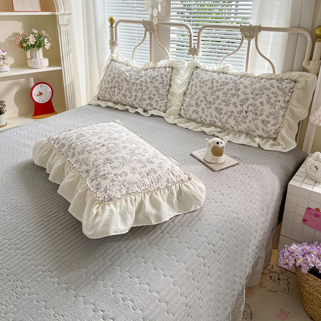 91家纺网 家纺一手货源 找家纺 富米莱（原臻工厂） 2026新款超温柔高弹线密拷花边款泡芙双层纱夏凉被床盖床裙四件套 密拷花边-红豆生南国