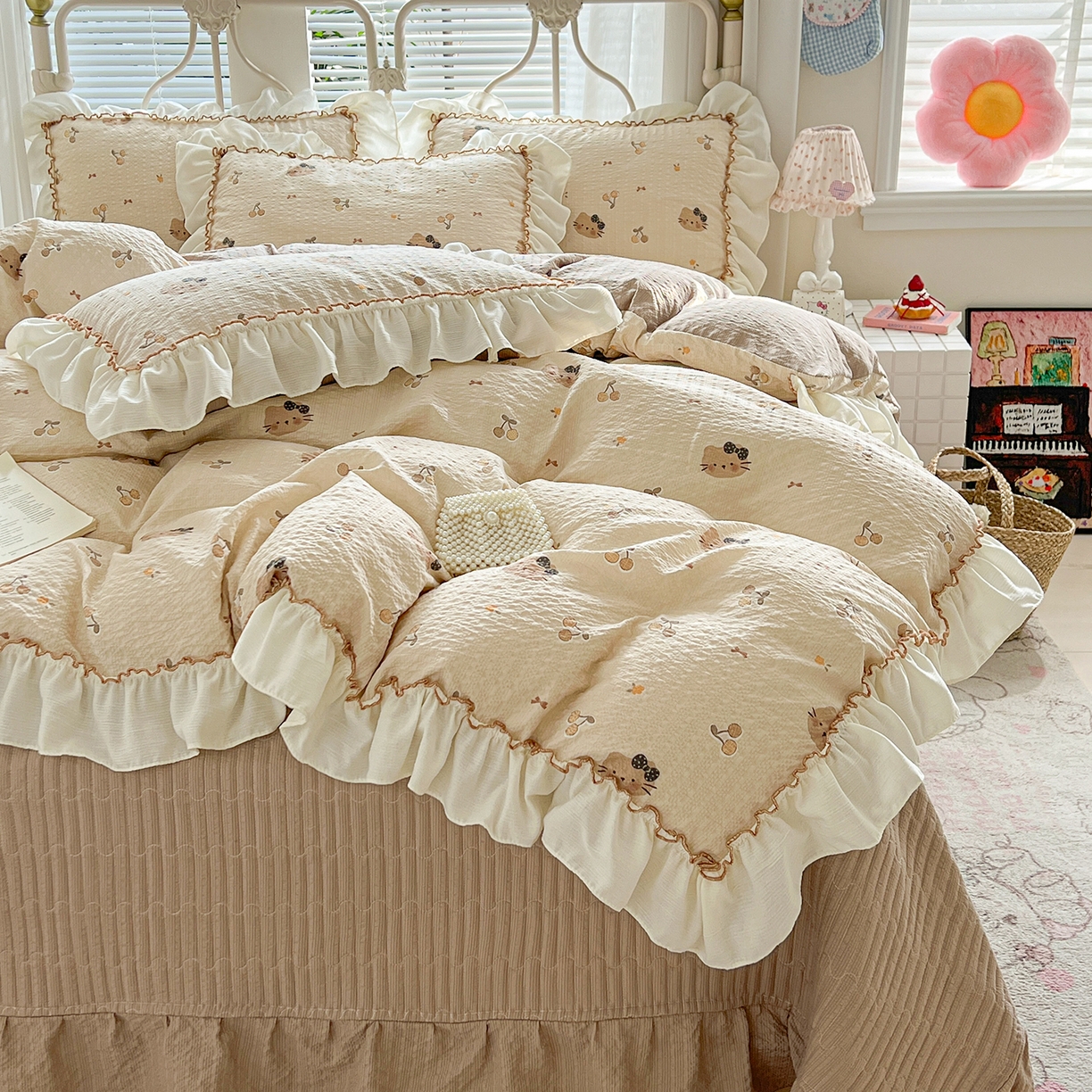 91家纺网 家纺一手货源 找家纺 富米莱（原臻工厂） 2026新款超温柔高弹线密拷花边款泡芙双层纱夏凉被床盖床裙四件套 密拷花边-樱桃小猫