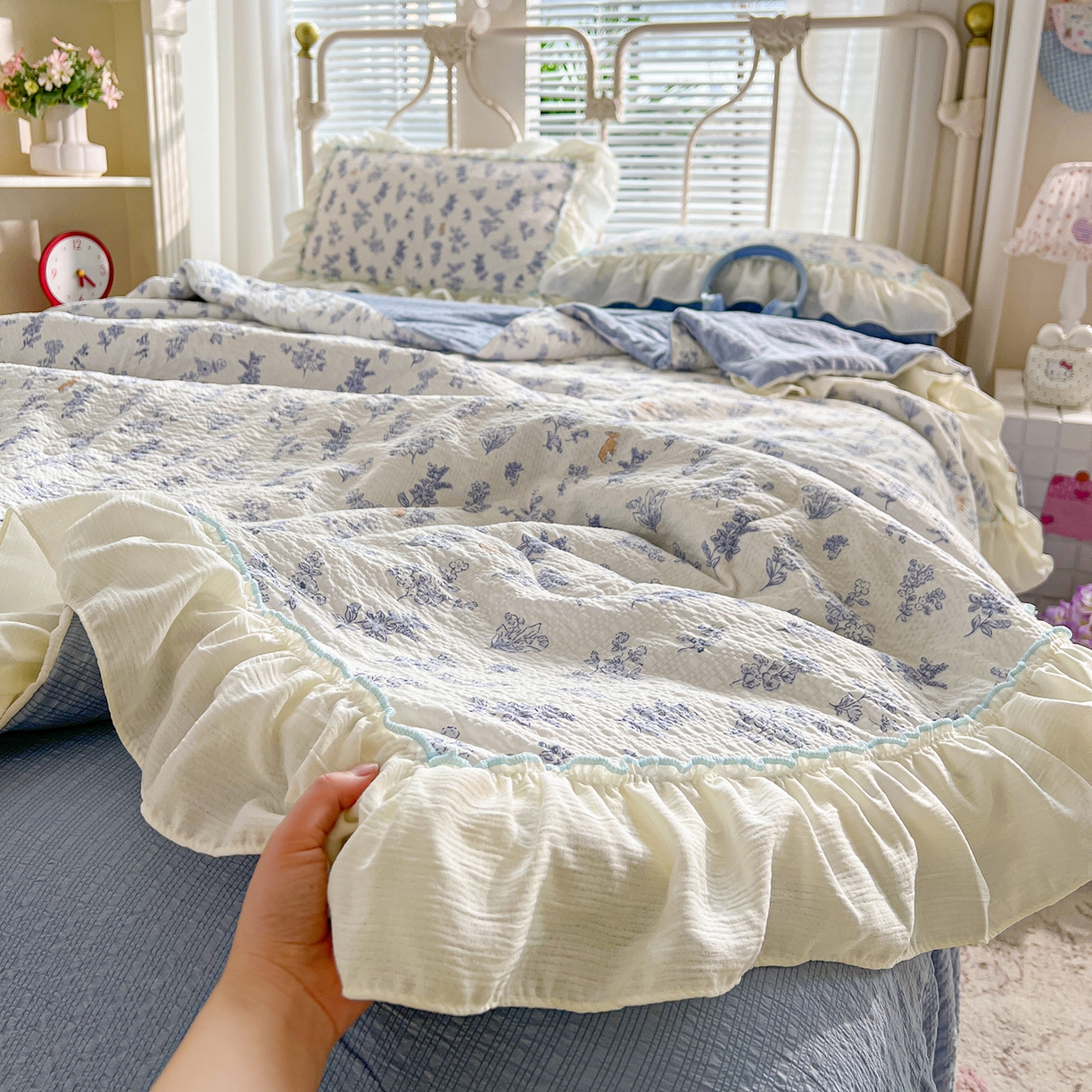 91家纺网 家纺一手货源 找家纺 富米莱（原臻工厂） 2026新款超温柔高弹线密拷花边款泡芙双层纱夏凉被床盖床裙四件套 密拷花边-花屿蓝梦