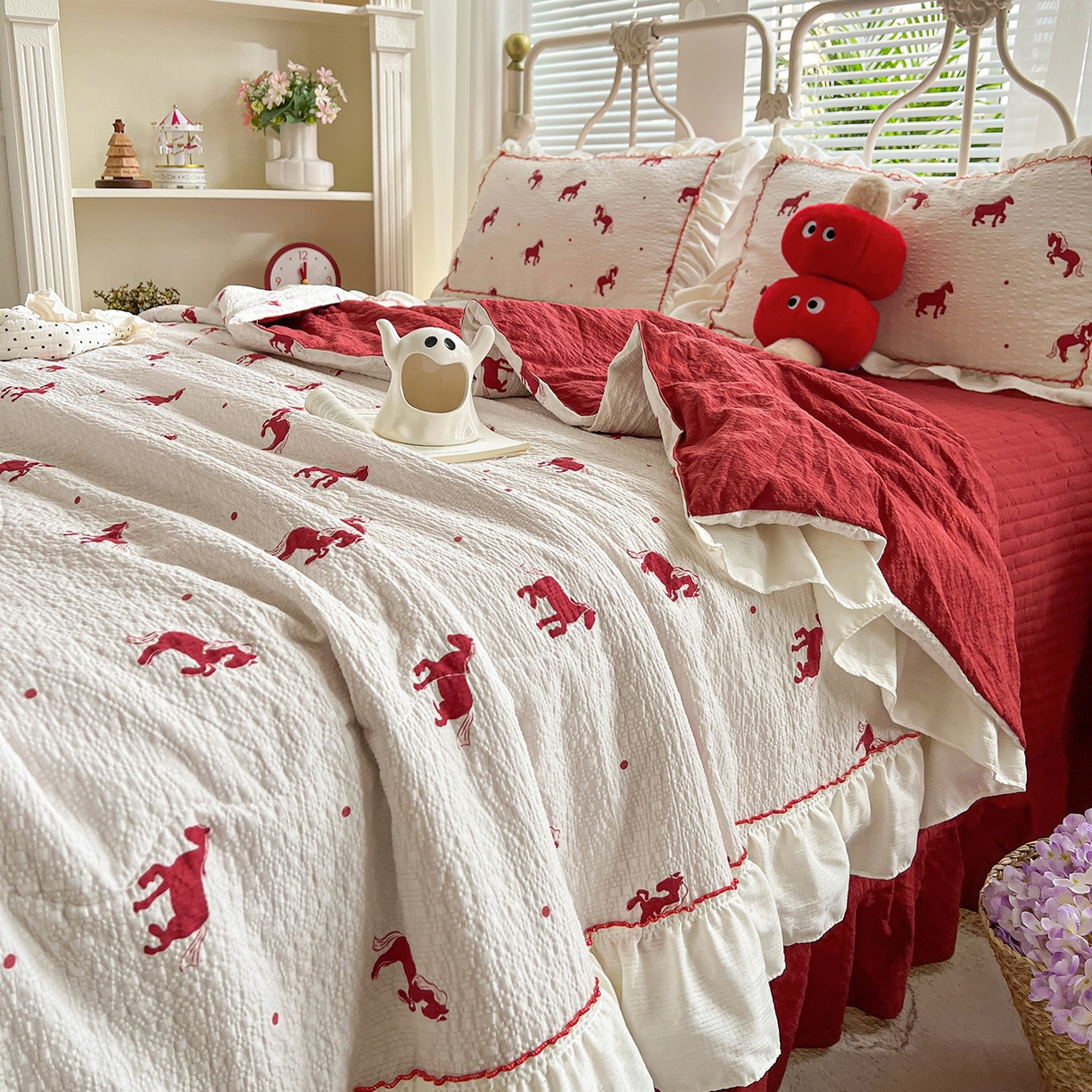 91家纺网 家纺一手货源 找家纺 富米莱（原臻工厂） 2026新款超温柔高弹线密拷花边款泡芙双层纱夏凉被床盖床裙四件套 密拷花边-红马小骑士