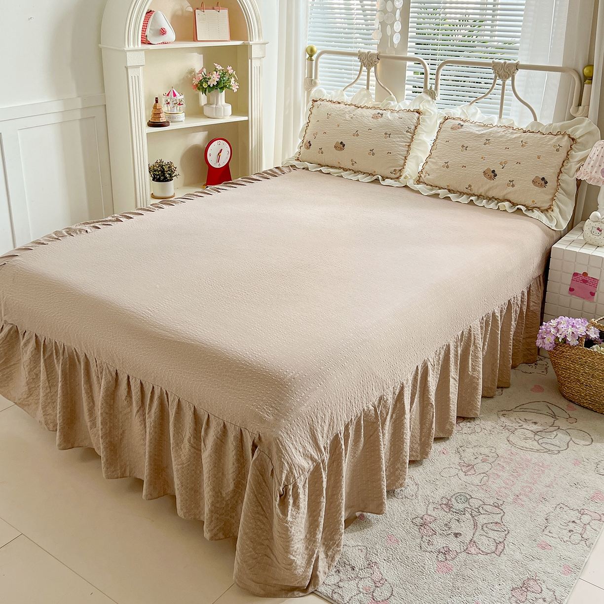 91家纺网 家纺一手货源 找家纺 富米莱（原臻工厂） 2026新款超温柔高弹线密拷花边款泡芙双层纱夏凉被床盖床裙四件套 密拷花边-樱桃小猫