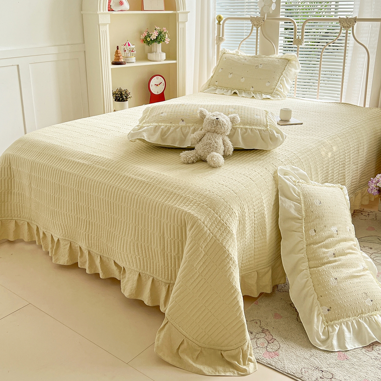 91家纺网 家纺一手货源 找家纺 富米莱（原臻工厂） 2026新款超温柔高弹线密拷花边款泡芙双层纱夏凉被床盖床裙四件套 密拷花边-奶黄草莓