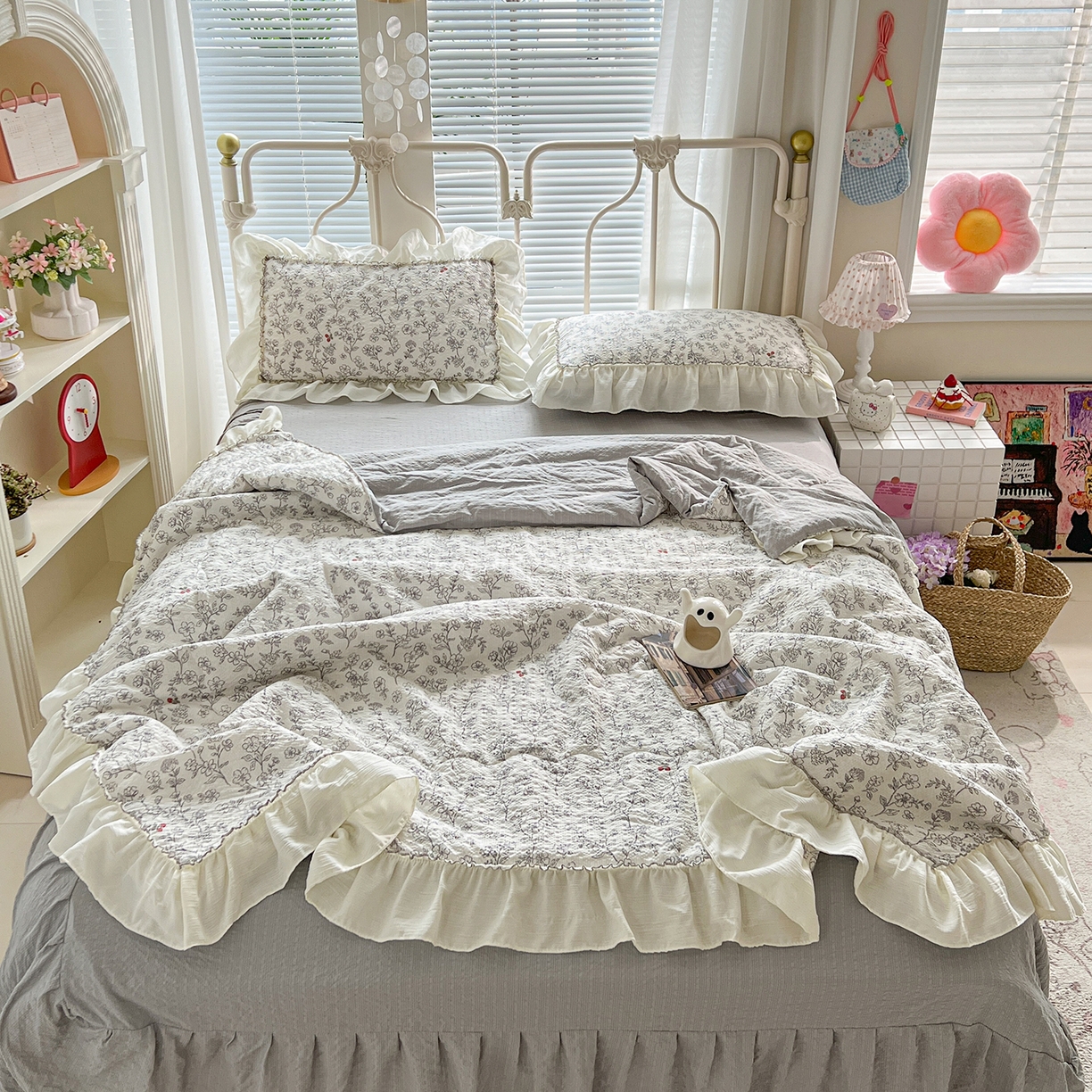 91家纺网 家纺一手货源 找家纺 富米莱（原臻工厂） 2026新款超温柔高弹线密拷花边款泡芙双层纱夏凉被床盖床裙四件套 密拷花边-红豆生南国