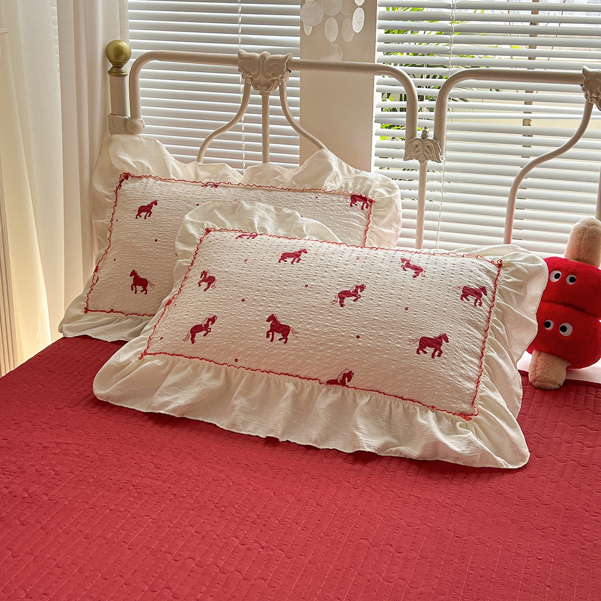 91家纺网 家纺一手货源 找家纺 富米莱（原臻工厂） 2026新款超温柔高弹线密拷花边款泡芙双层纱夏凉被床盖床裙四件套 密拷花边-红马小骑士