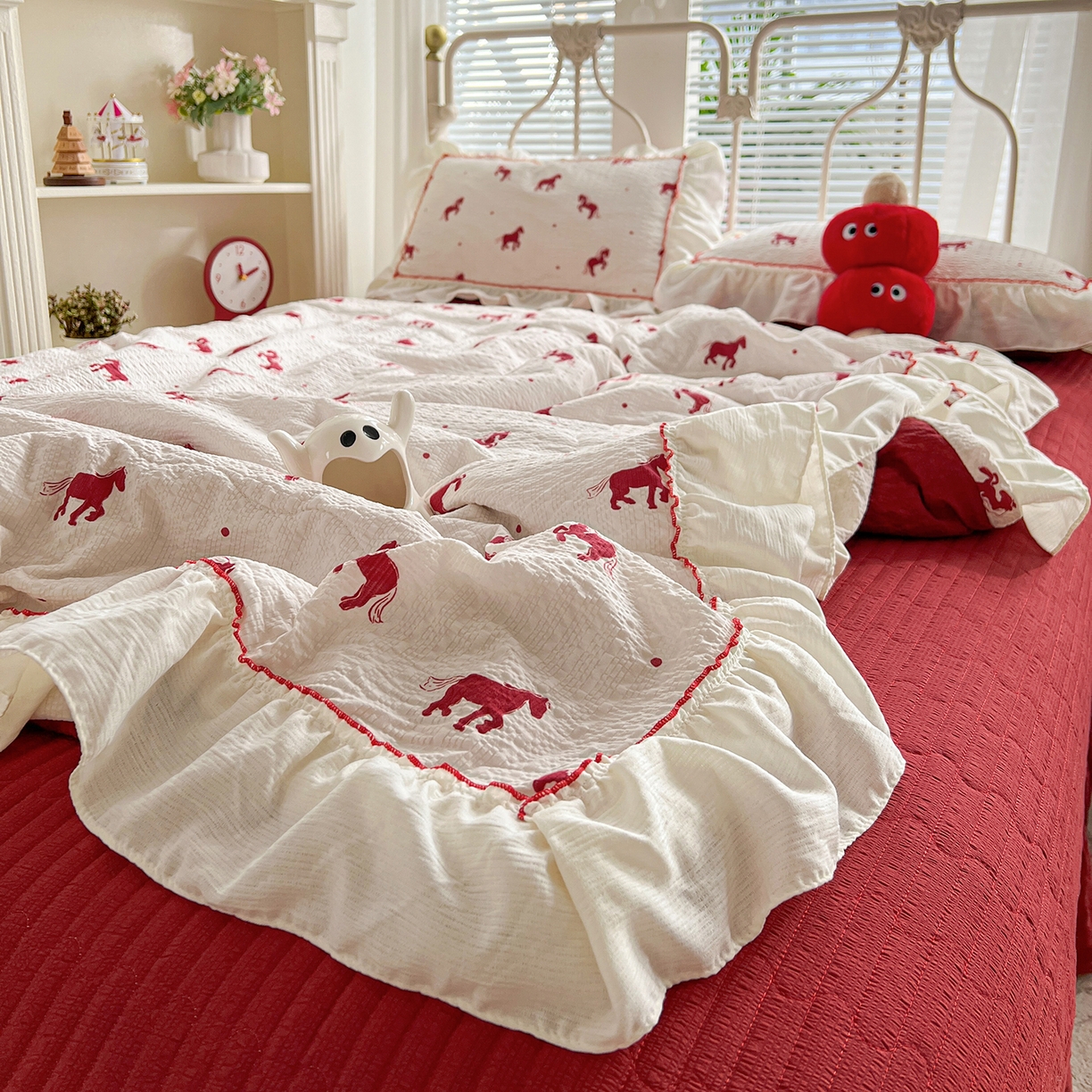 91家纺网 家纺一手货源 找家纺 富米莱（原臻工厂） 2026新款超温柔高弹线密拷花边款泡芙双层纱夏凉被床盖床裙四件套 密拷花边-红马小骑士