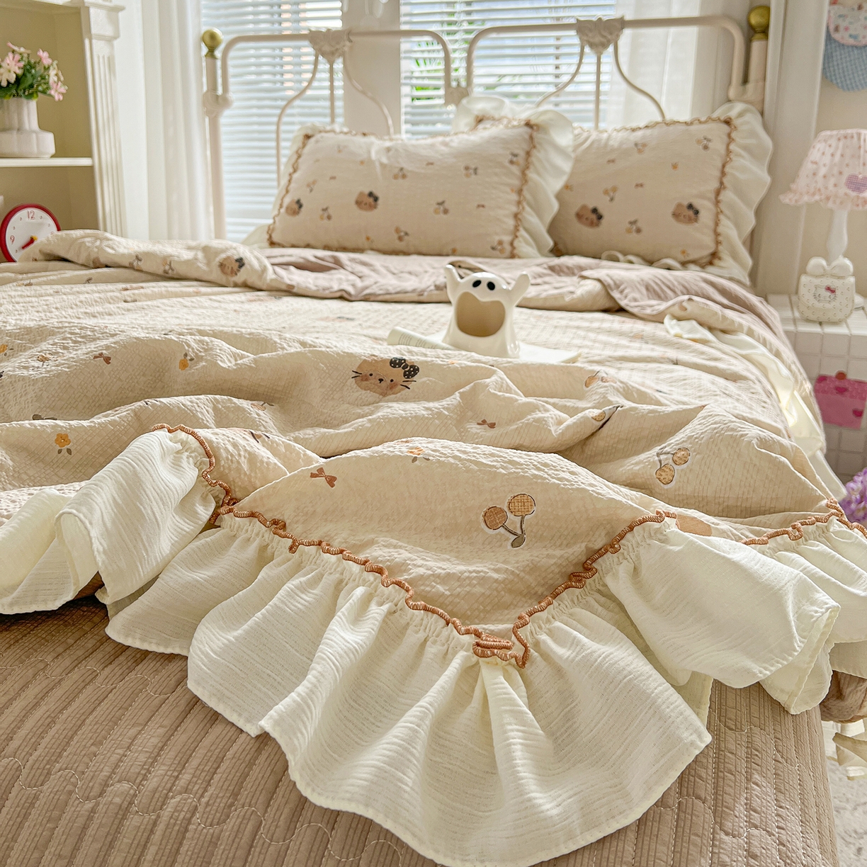 91家纺网 家纺一手货源 找家纺 富米莱（原臻工厂） 2026新款超温柔高弹线密拷花边款泡芙双层纱夏凉被床盖床裙四件套 密拷花边-樱桃小猫