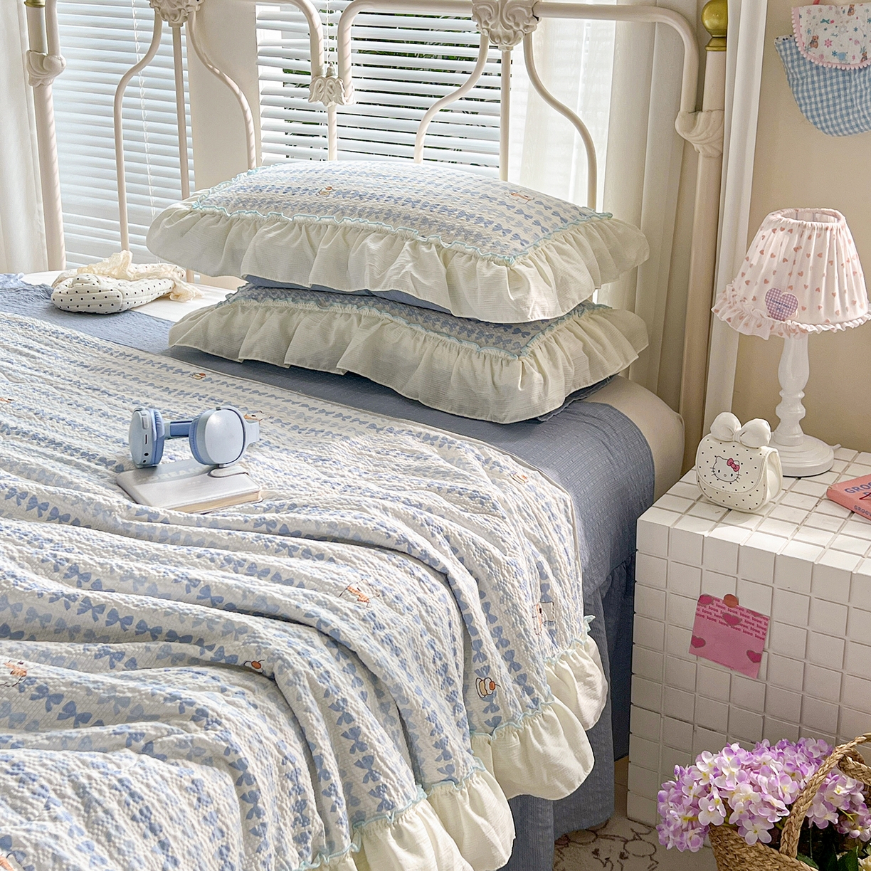 91家纺网 家纺一手货源 找家纺 富米莱（原臻工厂） 2026新款超温柔高弹线密拷花边款泡芙双层纱夏凉被床盖床裙四件套 密拷花边-蓝蝴蝶结熊