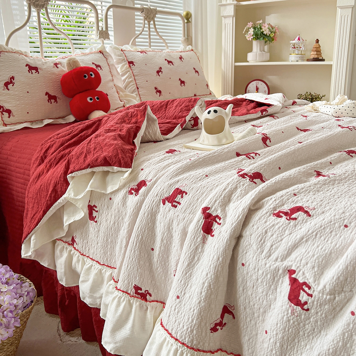 91家纺网 家纺一手货源 找家纺 富米莱（原臻工厂） 2026新款超温柔高弹线密拷花边款泡芙双层纱夏凉被床盖床裙四件套 密拷花边-红马小骑士