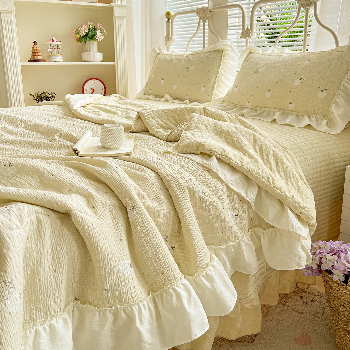 91家纺网 家纺一手货源 找家纺 富米莱（原臻工厂） 2026新款超温柔高弹线密拷花边款泡芙双层纱夏凉被床盖床裙四件套 密拷花边-奶黄草莓