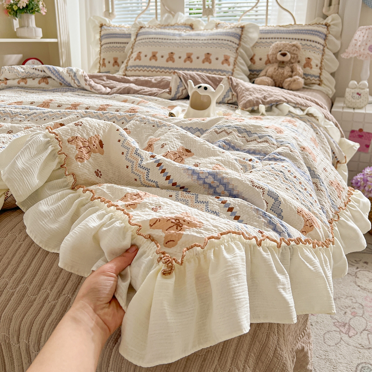 91家纺网 家纺一手货源 找家纺 富米莱（原臻工厂） 2026新款超温柔高弹线密拷花边款泡芙双层纱夏凉被床盖床裙四件套 密拷花边-波西米亚小熊