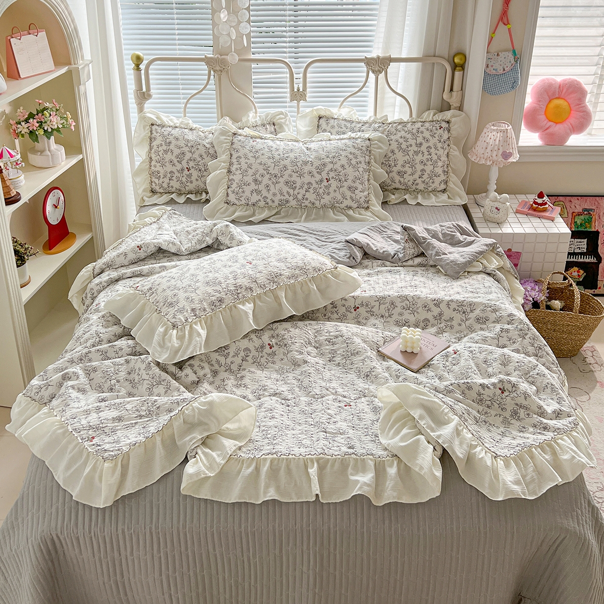 91家纺网 家纺一手货源 找家纺 富米莱（原臻工厂） 2026新款超温柔高弹线密拷花边款泡芙双层纱夏凉被床盖床裙四件套 密拷花边-红豆生南国