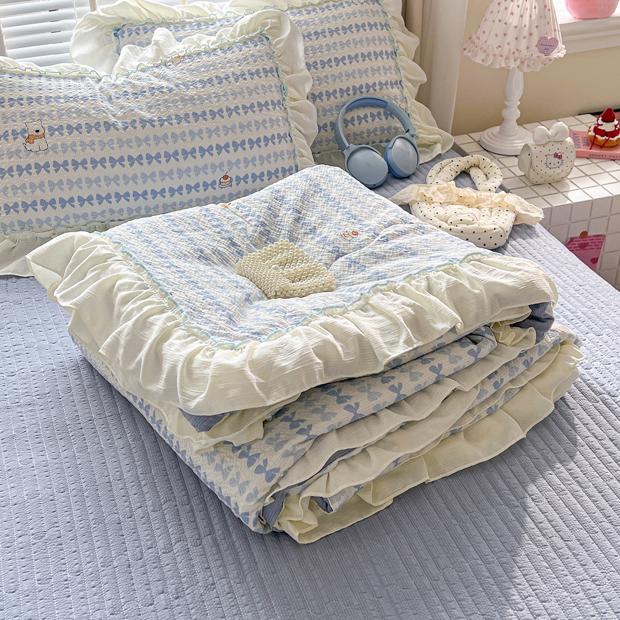 富米莱（原臻工厂） 2026新款超温柔高弹线密拷花边款泡芙双层纱夏凉被床盖床裙四件套 密拷花边-蓝蝴蝶结熊
