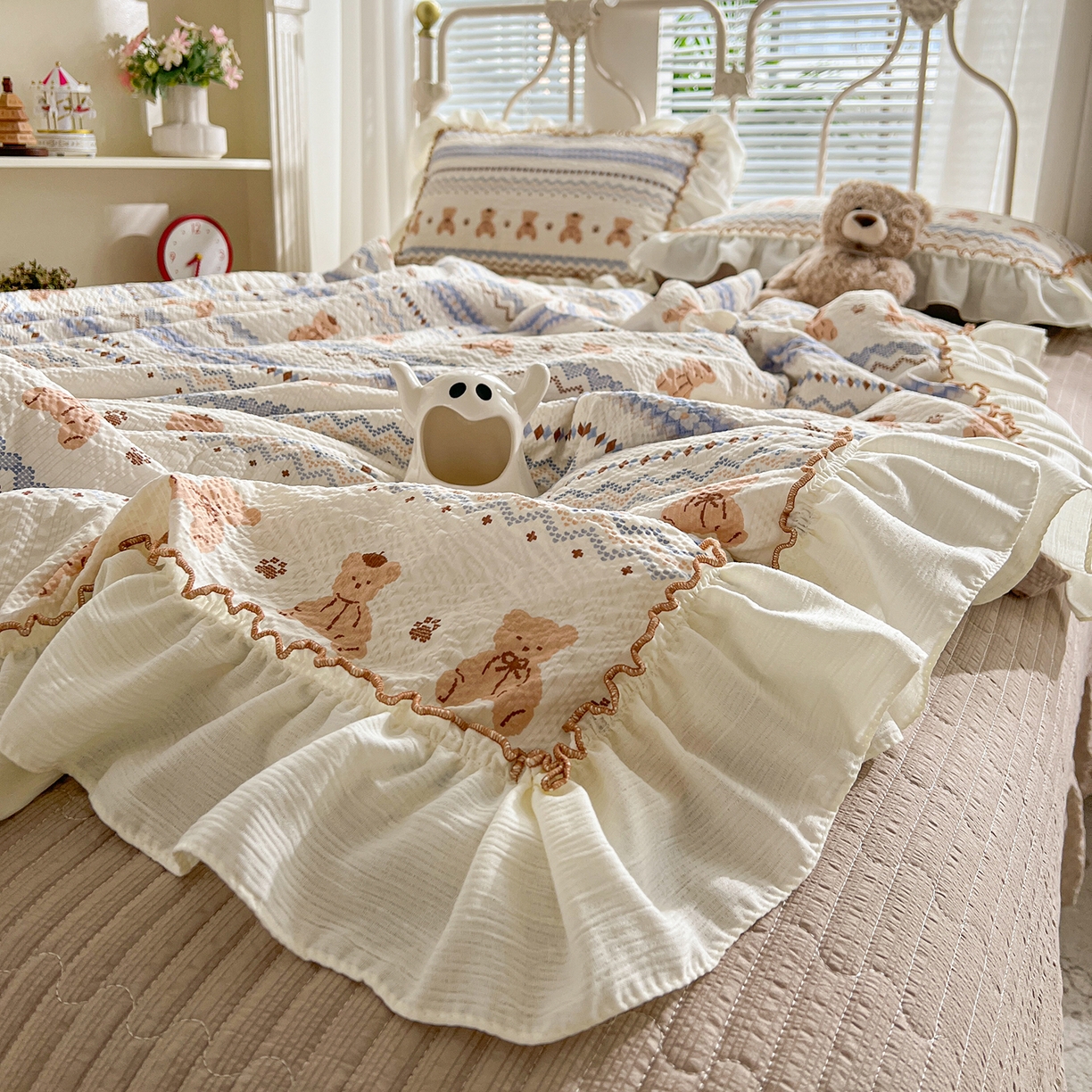 91家纺网 家纺一手货源 找家纺 富米莱（原臻工厂） 2026新款超温柔高弹线密拷花边款泡芙双层纱夏凉被床盖床裙四件套 密拷花边-波西米亚小熊