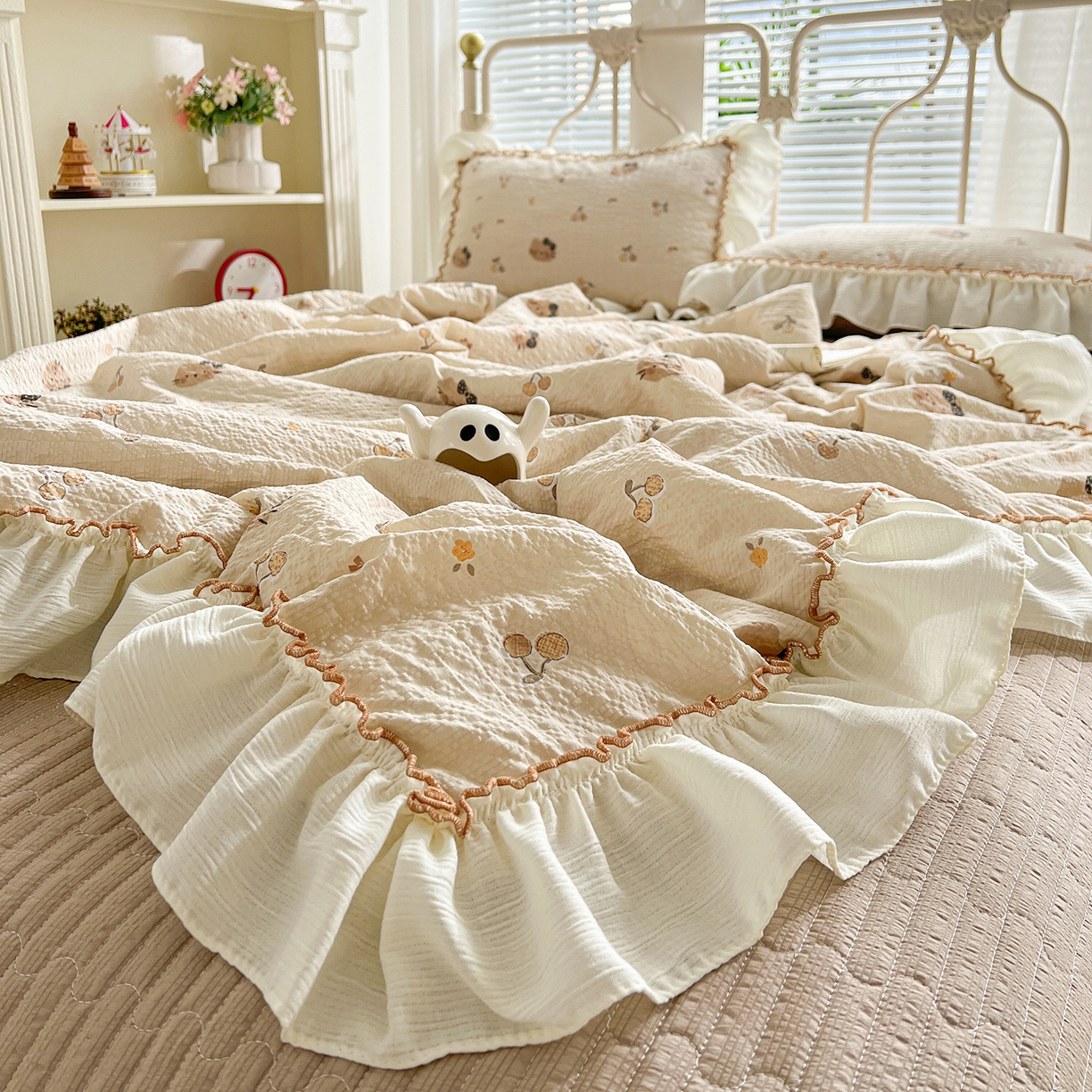 91家纺网 家纺一手货源 找家纺 富米莱（原臻工厂） 2026新款超温柔高弹线密拷花边款泡芙双层纱夏凉被床盖床裙四件套 密拷花边-樱桃小猫