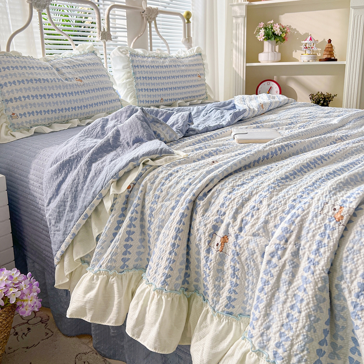 91家纺网 家纺一手货源 找家纺 富米莱（原臻工厂） 2026新款超温柔高弹线密拷花边款泡芙双层纱夏凉被床盖床裙四件套 密拷花边-蓝蝴蝶结熊